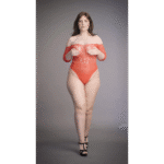 Body de encaje con pedrería y escote Bardot para un look glamuroso y curvilíneo – Presents - Imagen 6