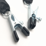 Pinza para pechos con peso de cuero, 2 x 80 g, negra y plateada - Imagen 2